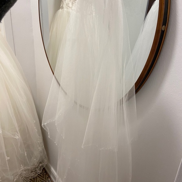 Wedding gown (pre-owned) - Picture 11 of 11